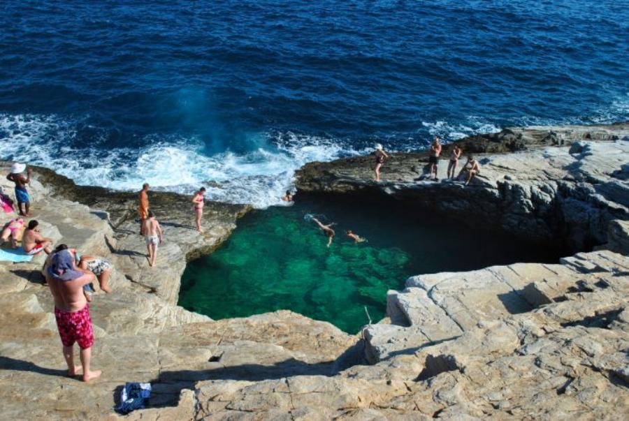 Η Φυσική Πισίνα – όνειρο που θα σε κάνει να κλείσεις αμέσως εισιτήρια για το πιο πράσινο νησί της Ελλάδας