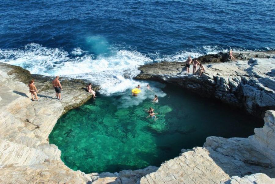Η Φυσική Πισίνα – όνειρο που θα σε κάνει να κλείσεις αμέσως εισιτήρια για το πιο πράσινο νησί της Ελλάδας