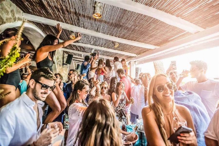 «Το κλάμα βγήκε από τη… Μύκονο»: Στο ναδίρ οι κρατήσεις στο αγαπημένο νησί