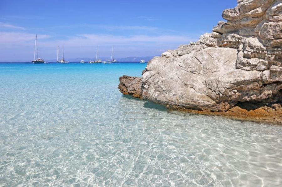 15 ώρες ταξίδι για 5 λεπτά στα νερά της: Η ελληνική παραλία-όνειρο που φτάνεις δύσκολα, αλλά δεν φεύγεις ποτέ