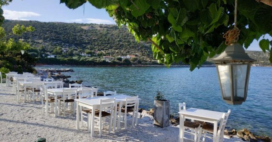 Τριήμερο Αγίου Πνεύματος: Εξι φτηνά ταβερνάκια πάνω στο κύμα για να γευτείτε το καλοκαίρι από τώρα