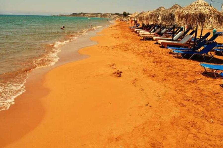 Κρυστάλλινα νερά και γκρίζος άργιλος: Αυτή είναι η παραλία που έχουν ερωτευτεί όλες οι Ελληνίδες