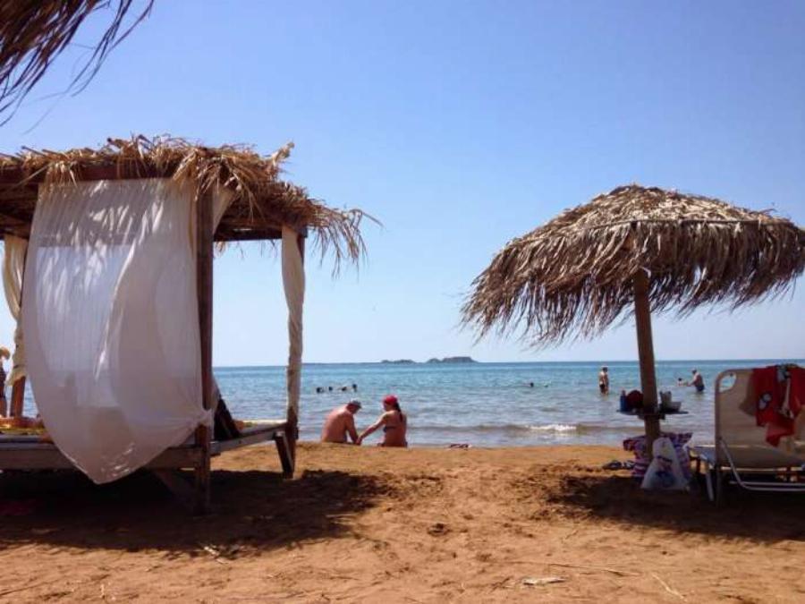 Κρυστάλλινα νερά και γκρίζος άργιλος: Αυτή είναι η παραλία που έχουν ερωτευτεί όλες οι Ελληνίδες