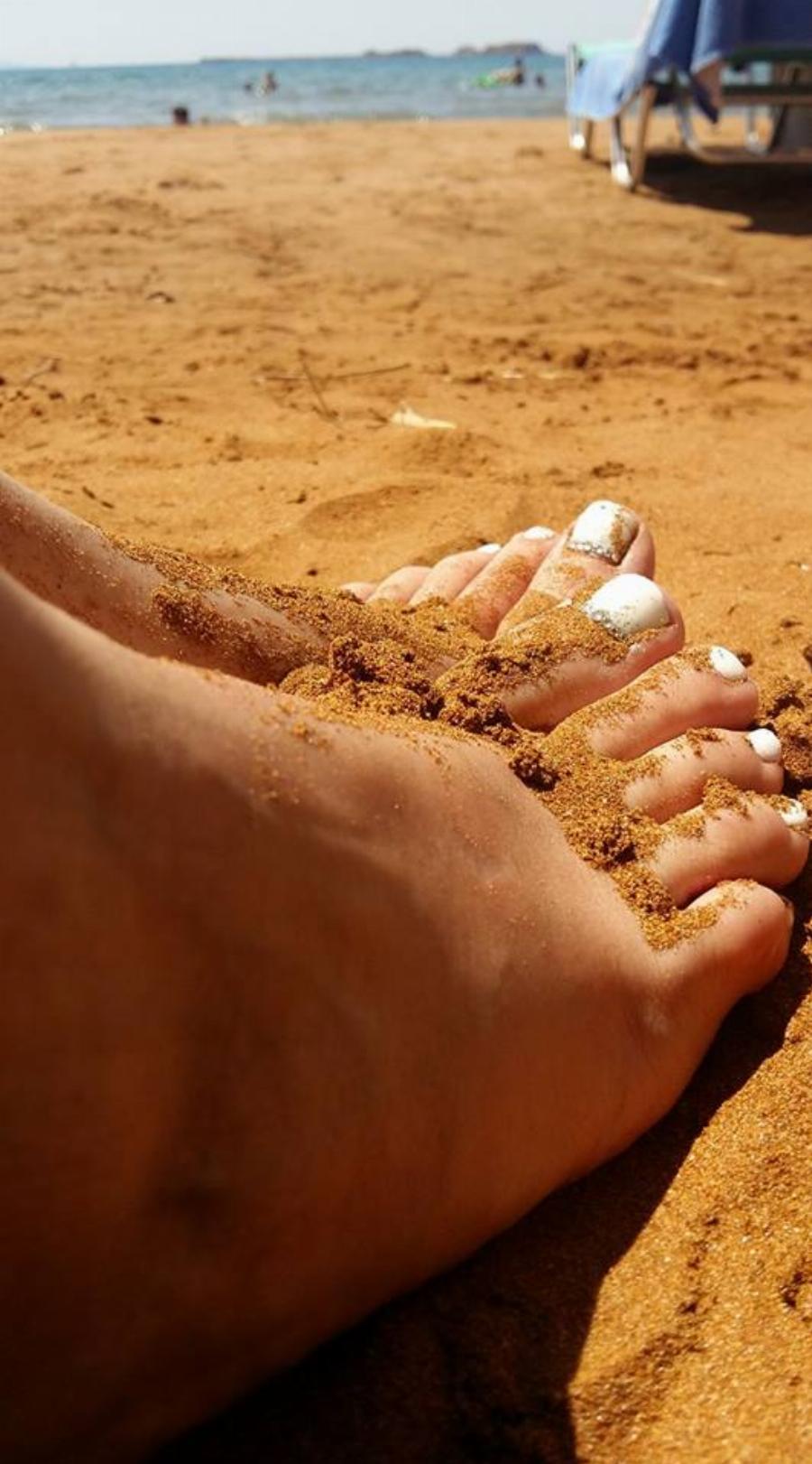 Κρυστάλλινα νερά και γκρίζος άργιλος: Αυτή είναι η παραλία που έχουν ερωτευτεί όλες οι Ελληνίδες