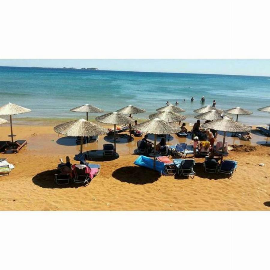 Κρυστάλλινα νερά και γκρίζος άργιλος: Αυτή είναι η παραλία που έχουν ερωτευτεί όλες οι Ελληνίδες