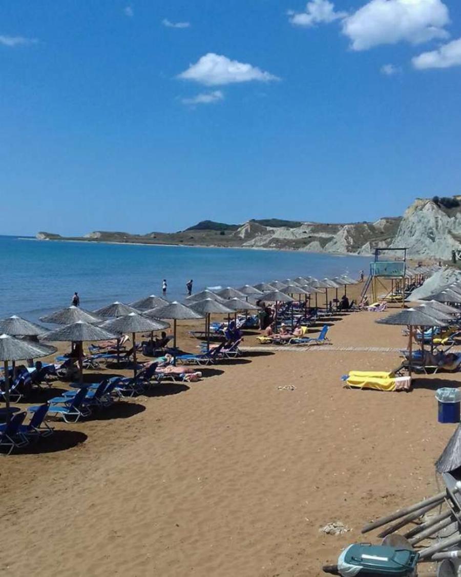 Κρυστάλλινα νερά και γκρίζος άργιλος: Αυτή είναι η παραλία που έχουν ερωτευτεί όλες οι Ελληνίδες