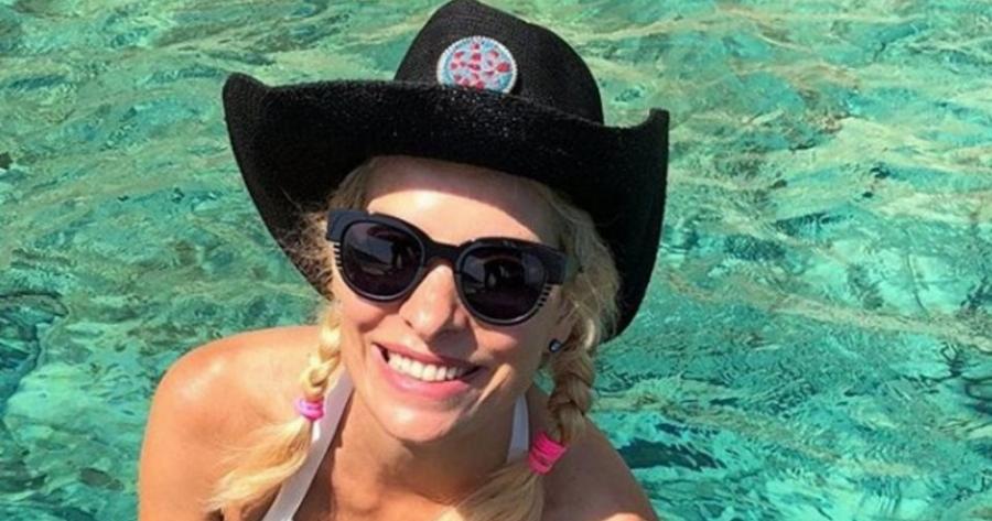 Άνδρος: Η Ελένη Μενεγάκη απολαμβάνει τον ήλιο με σορτς, βιβλίο και χαλαρή διάθεση στον επίγειο παράεδεισό της