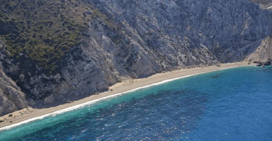 Επικίνδυνη Παραλία: Τολμάς να πας; Η πιο ωραία παραλία της Ελλάδας είναι κλειστή λόγω επικινδυνότητας