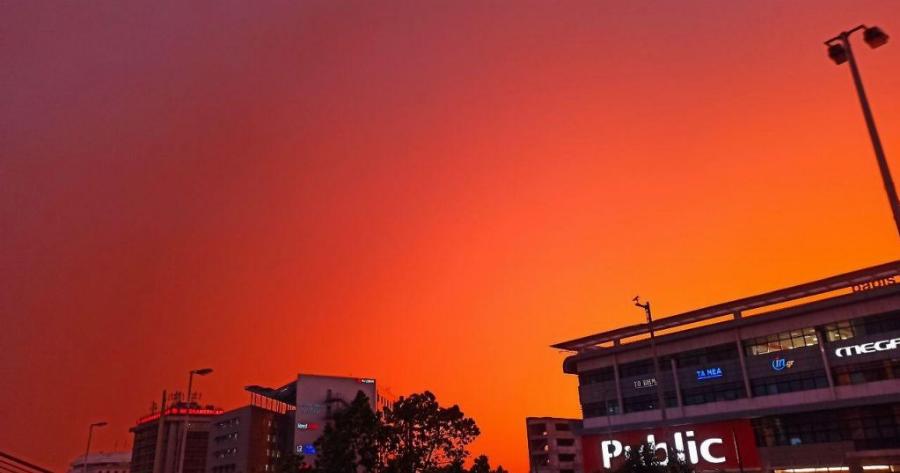 Υπέροχες Εικόνες: Σκόνη και ηλιοβασίλεμα «έβαψαν» πορτοκαλί τον ουρανό της Αττικής