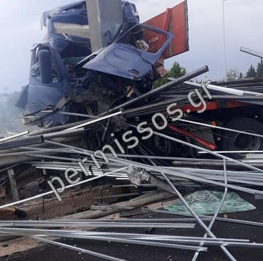 Σχηματάρι: Απίστευτο τροχαίο με το αυτοκίνητο κομμάτια – Νεκρός ο οδηγός