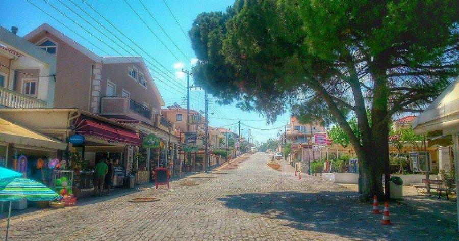 2 Km παραλία και δεν θες αμάξι: Το χωριό με τις καλύτερες τιμές που έχει τα πάντα σε ακτίνα 100m απ’ το δωμάτιο σου