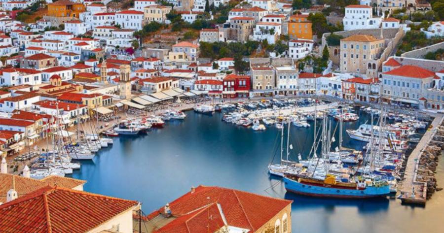 Το νησί – καρτ ποστάλ που πας με καραβάκι από την Αθήνα, δεν έχει αυτοκίνητα και φέτος θα ρίξει τις τιμές για τους Έλληνες