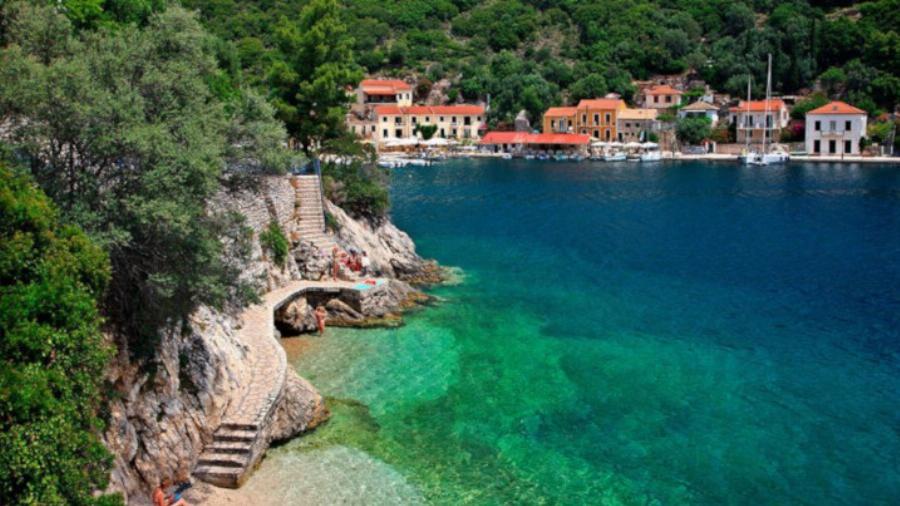 Ξέχνα φέτος Κουφονήσια και Κύθηρα! Το φτηνό νησί με τις σμαραγδένιες παραλίες που για χάρη του αλλάζεις lifestyle διακοπών