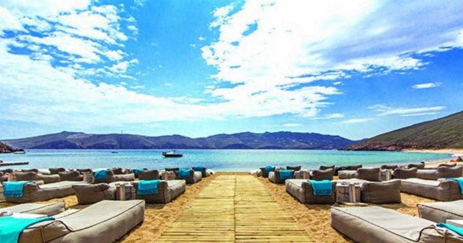 Μύκονος: Πόσα θα πληρώσεις πραγματικά για μια βουτιά στις 6 καλύτερες οργανωμένες παραλίες της ;