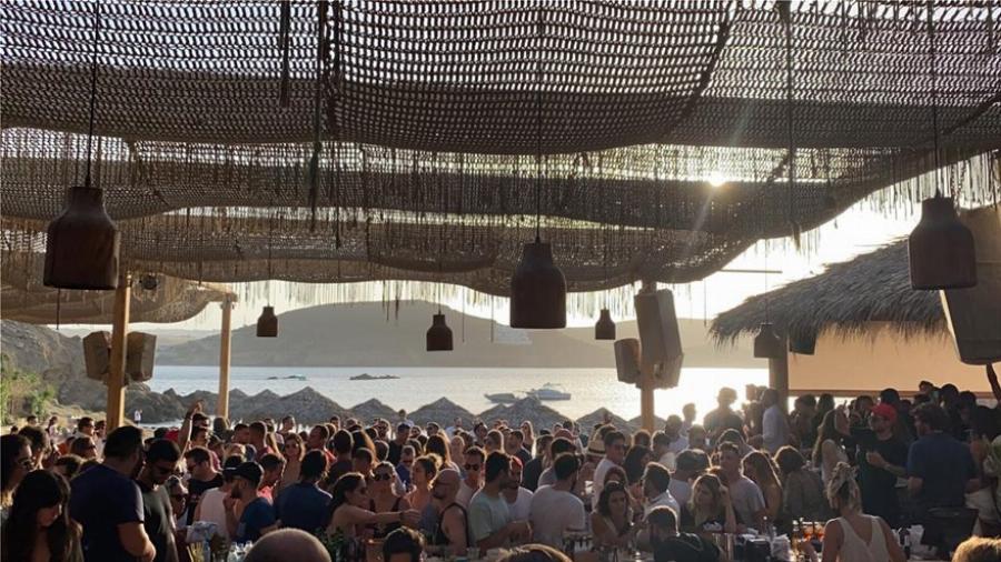 Μύκονος Φτελιά: Δύο μήνες λουκέτο και 20.000 ευρώ πρόστιμο για τον συνωστισμό σε μπιτς μπαρ