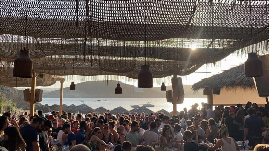 Μύκονος Φτελιά: Δύο μήνες λουκέτο και 20.000 ευρώ πρόστιμο για τον συνωστισμό σε μπιτς μπαρ