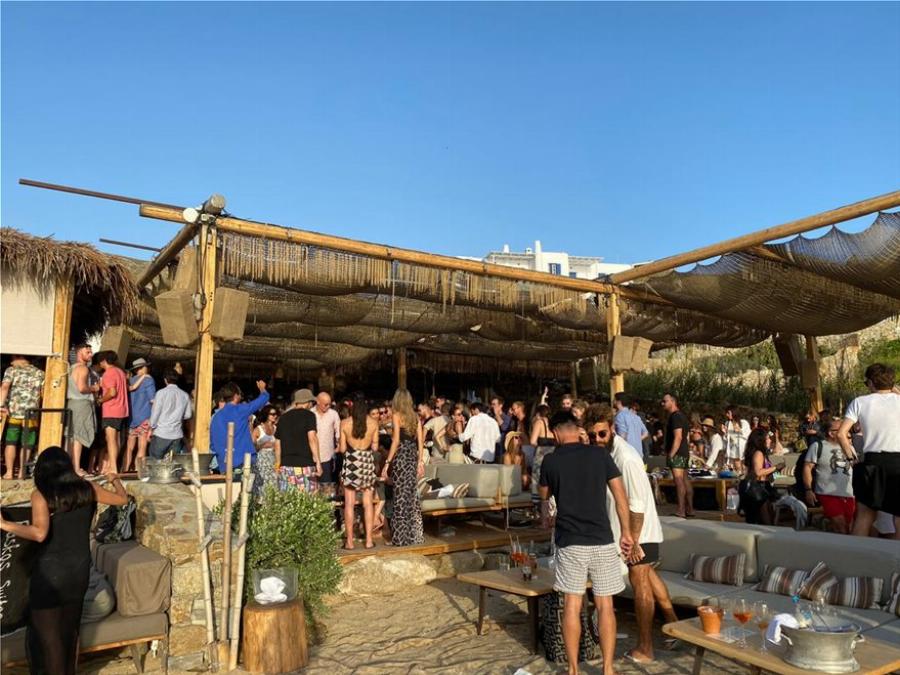Μύκονος Φτελιά: Δύο μήνες λουκέτο και 20.000 ευρώ πρόστιμο για τον συνωστισμό σε μπιτς μπαρ