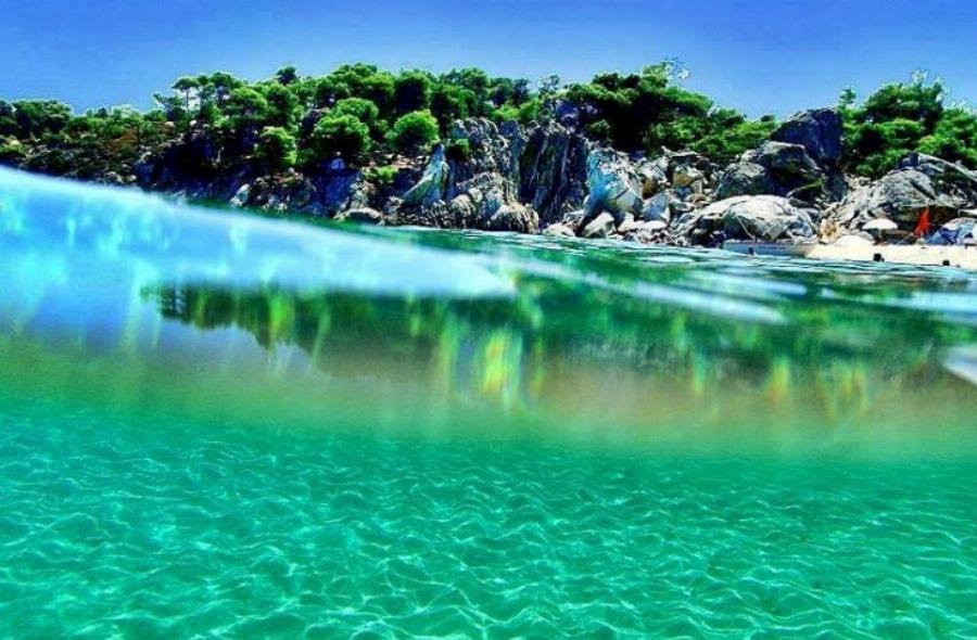 Καβουρότρυπες: Η παραλία με τα τιρκουάζ νερά και τα λευκά βράχια που θυμίζει εξωτικό παράδεισο