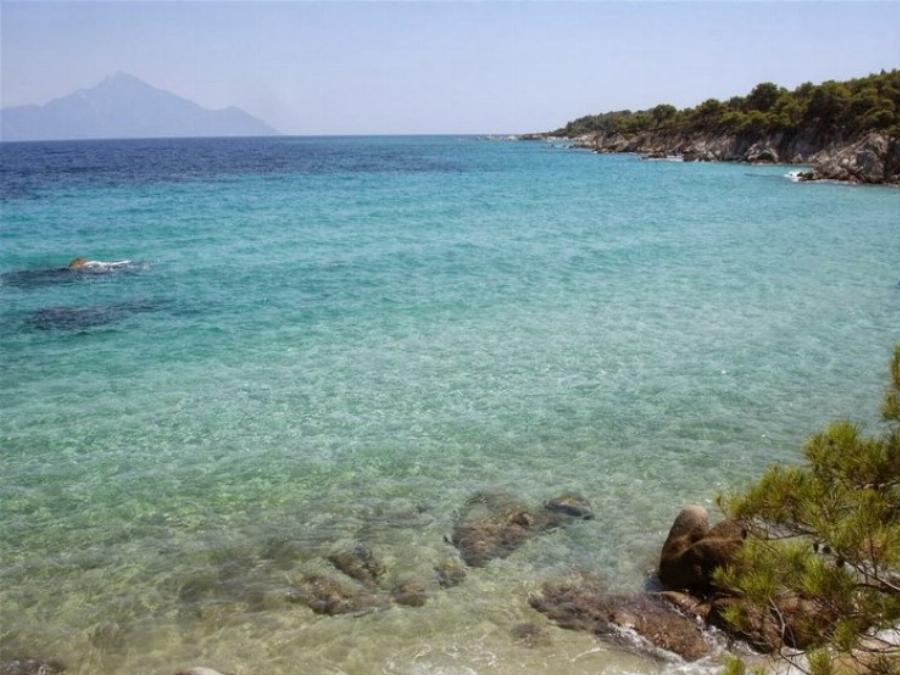 Καβουρότρυπες: Η παραλία με τα τιρκουάζ νερά και τα λευκά βράχια που θυμίζει εξωτικό παράδεισο