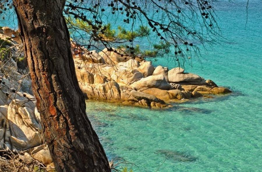 Καβουρότρυπες: Η παραλία με τα τιρκουάζ νερά και τα λευκά βράχια που θυμίζει εξωτικό παράδεισο