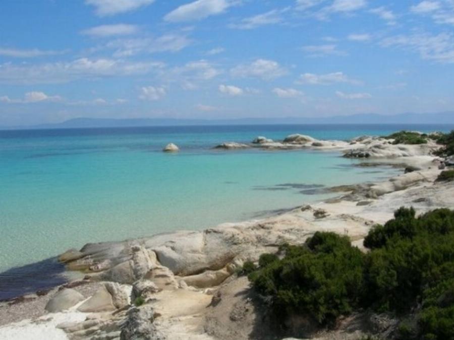 Καβουρότρυπες: Η παραλία με τα τιρκουάζ νερά και τα λευκά βράχια που θυμίζει εξωτικό παράδεισο