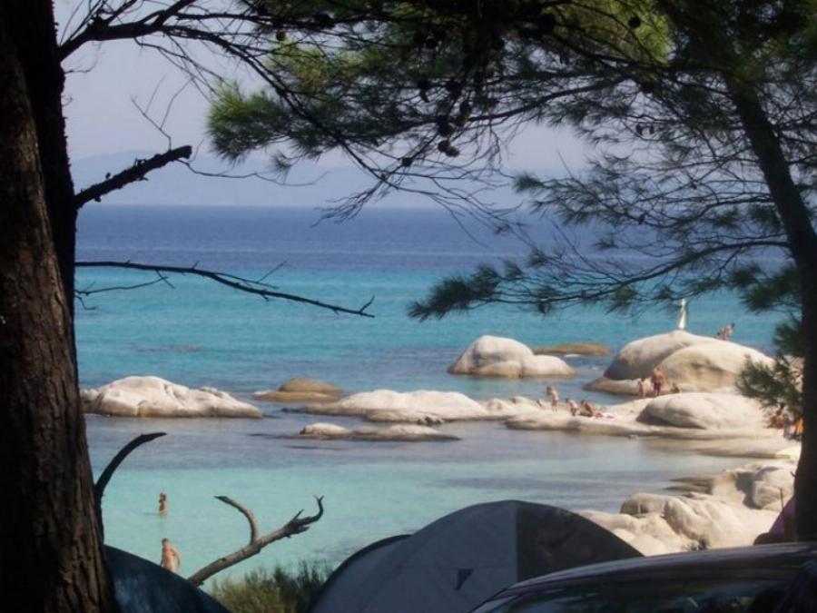 Καβουρότρυπες: Η παραλία με τα τιρκουάζ νερά και τα λευκά βράχια που θυμίζει εξωτικό παράδεισο