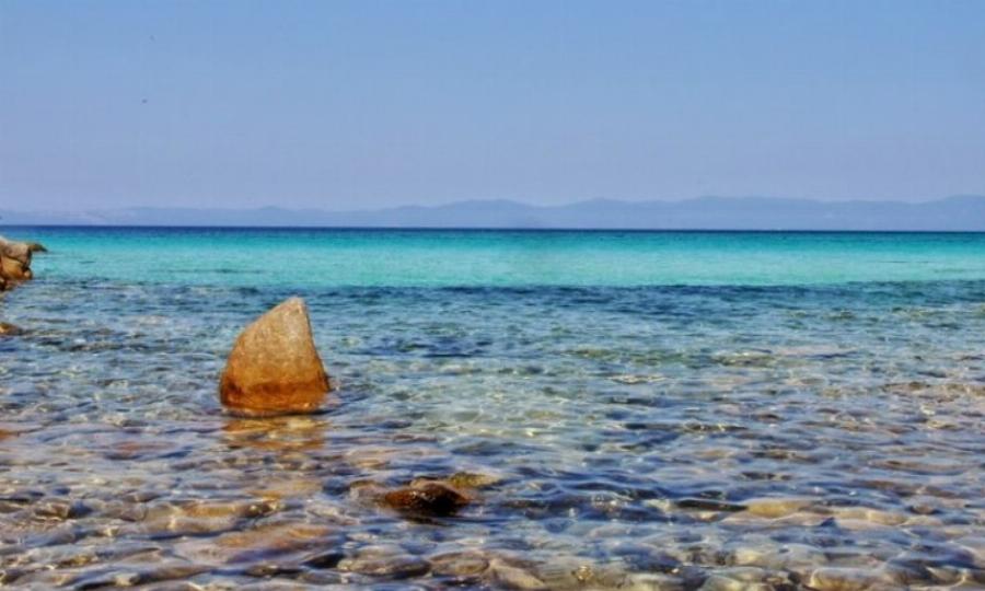 Καβουρότρυπες: Η παραλία με τα τιρκουάζ νερά και τα λευκά βράχια που θυμίζει εξωτικό παράδεισο