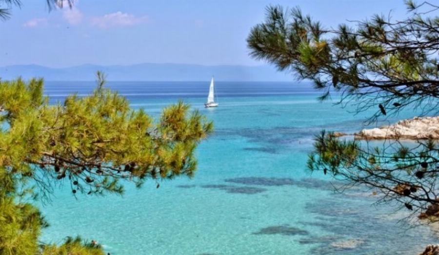 Καβουρότρυπες: Η παραλία με τα τιρκουάζ νερά και τα λευκά βράχια που θυμίζει εξωτικό παράδεισο