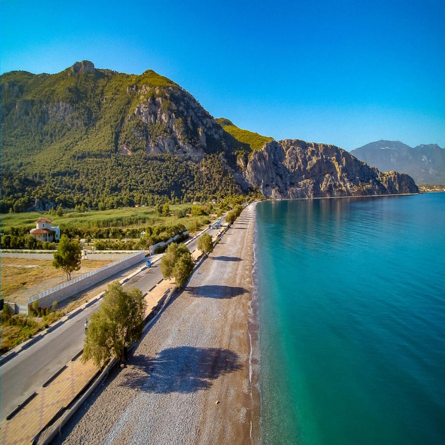 1 ώρα μακριά από την Αθήνα, πας με αμάξι, πληρώνεις 15ε για φαγητό και στην παραλία νιώθεις πως είσαι σε εξωτικό νησί