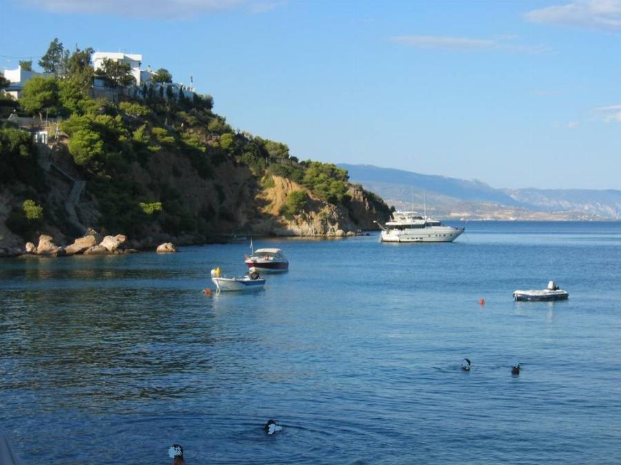 Απέχει 65 λεπτά από την Αθήνα, έχει εκπληκτική παραλία με γαλανά νερά που τρως πάνω στο κύμα με 10 ευρώ