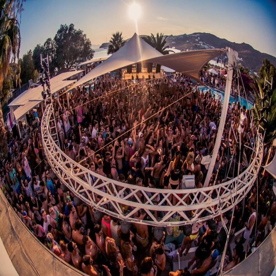 Το Σάο Παόλο της Ελλάδας: Το νησί που πας για ξέφρενα πάρτι και βάζει κάτω την Μύκονο