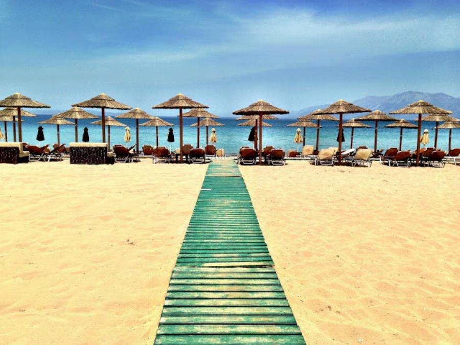 Παραλία Αλυκές Δροσιάς: Φτάνεις σε 55 λεπτά από την Αθήνα, μπαίνεις δωρεάν, χορταίνεις με 13€ και τα νερά θυμίζουν νησί