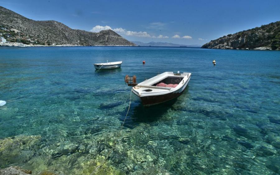 Μύκονος των φτωχών: Ένα τσιγάρο δρόμος από την Αθήνα, φθηνή διαμονή, υπέροχο φαγητό και ξέφρενη διασκέδαση