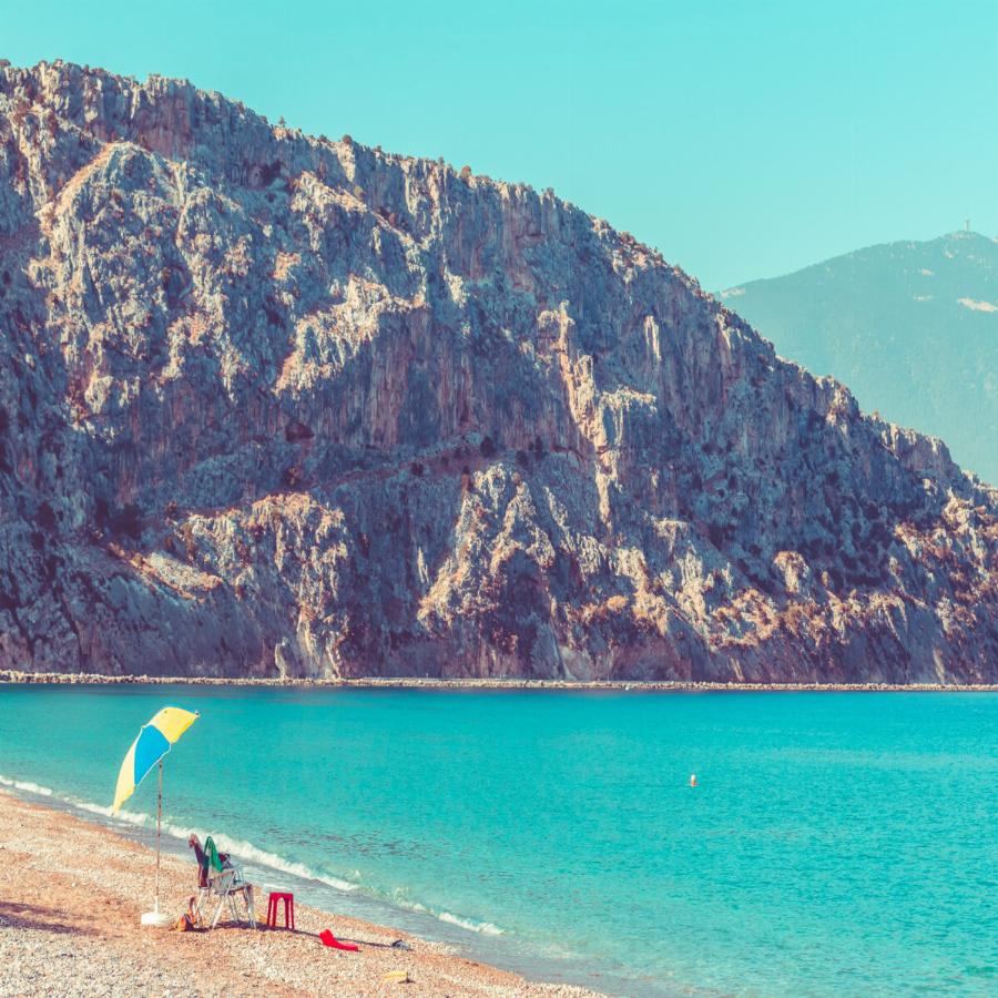 1 ώρα μακριά από την Αθήνα, πας με αμάξι, πληρώνεις 15ε για φαγητό και στην παραλία νιώθεις πως είσαι σε εξωτικό νησί