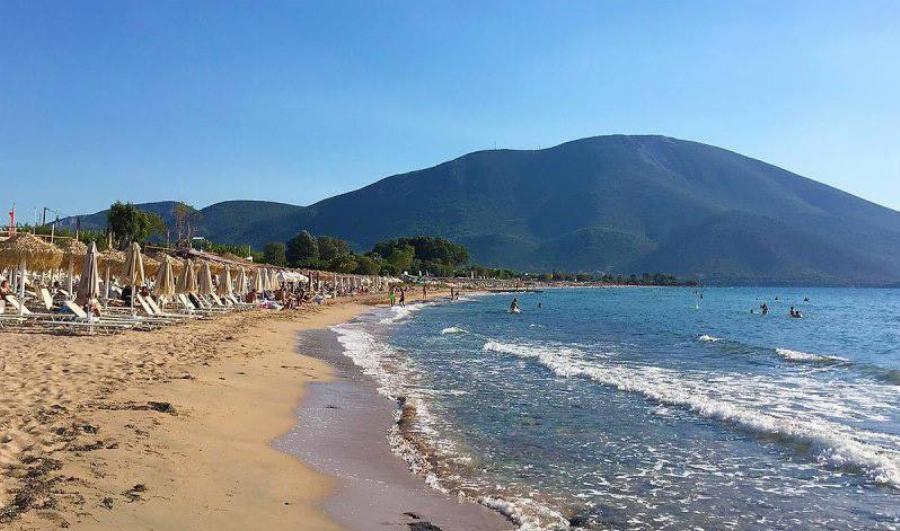 Παραλία Αλυκές Δροσιάς: Φτάνεις σε 55 λεπτά από την Αθήνα, μπαίνεις δωρεάν, χορταίνεις με 13€ και τα νερά θυμίζουν νησί