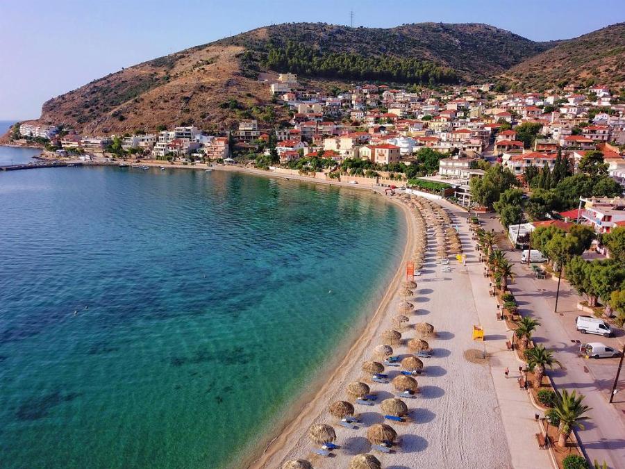 Είναι 100 λεπτά από την Αθήνα, έχει θέα όλο το Ναύπλιο, υπέροχο φτηνό φαγητό και μένεις Σαββατοκύριακο με 50€