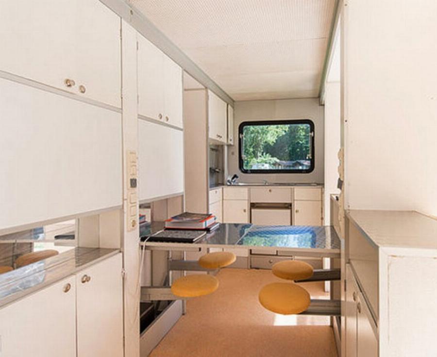 Κοστίζει λιγότερο από αυτοκίνητο, το παίρνεις μαζί σου διακοπές όπου θες και μέσα είναι καλύτερο από 5* ξενοδοχείο