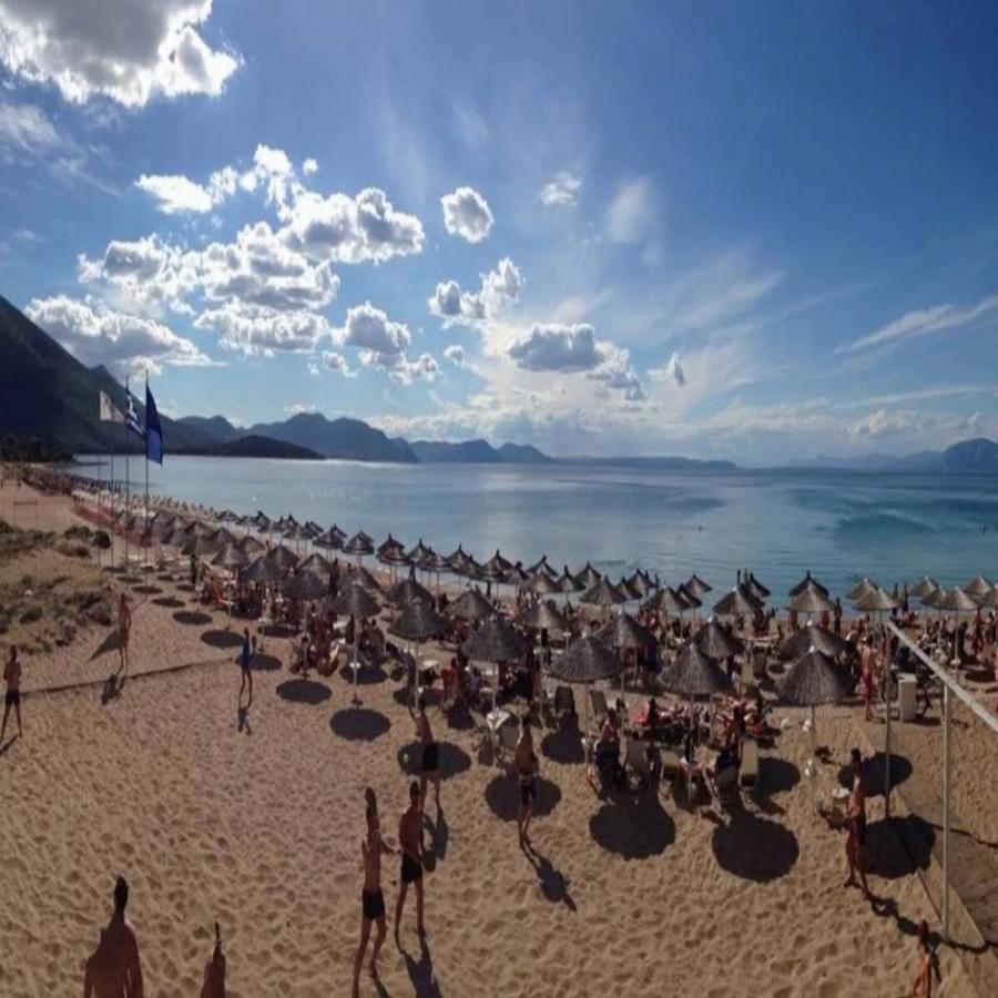 Παραλία Αλυκές Δροσιάς: Φτάνεις σε 55 λεπτά από την Αθήνα, μπαίνεις δωρεάν, χορταίνεις με 13€ και τα νερά θυμίζουν νησί