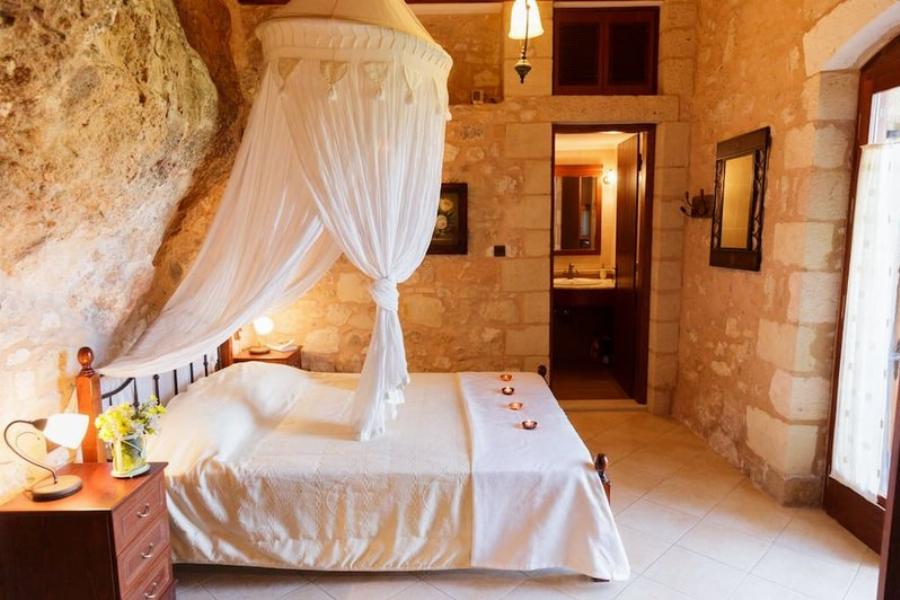 Eντυπωσιακό σπίτι-σπηλιά στα Χανιά ενοικιάζεται στο Airbnb για 55 ευρώ την βραδιά