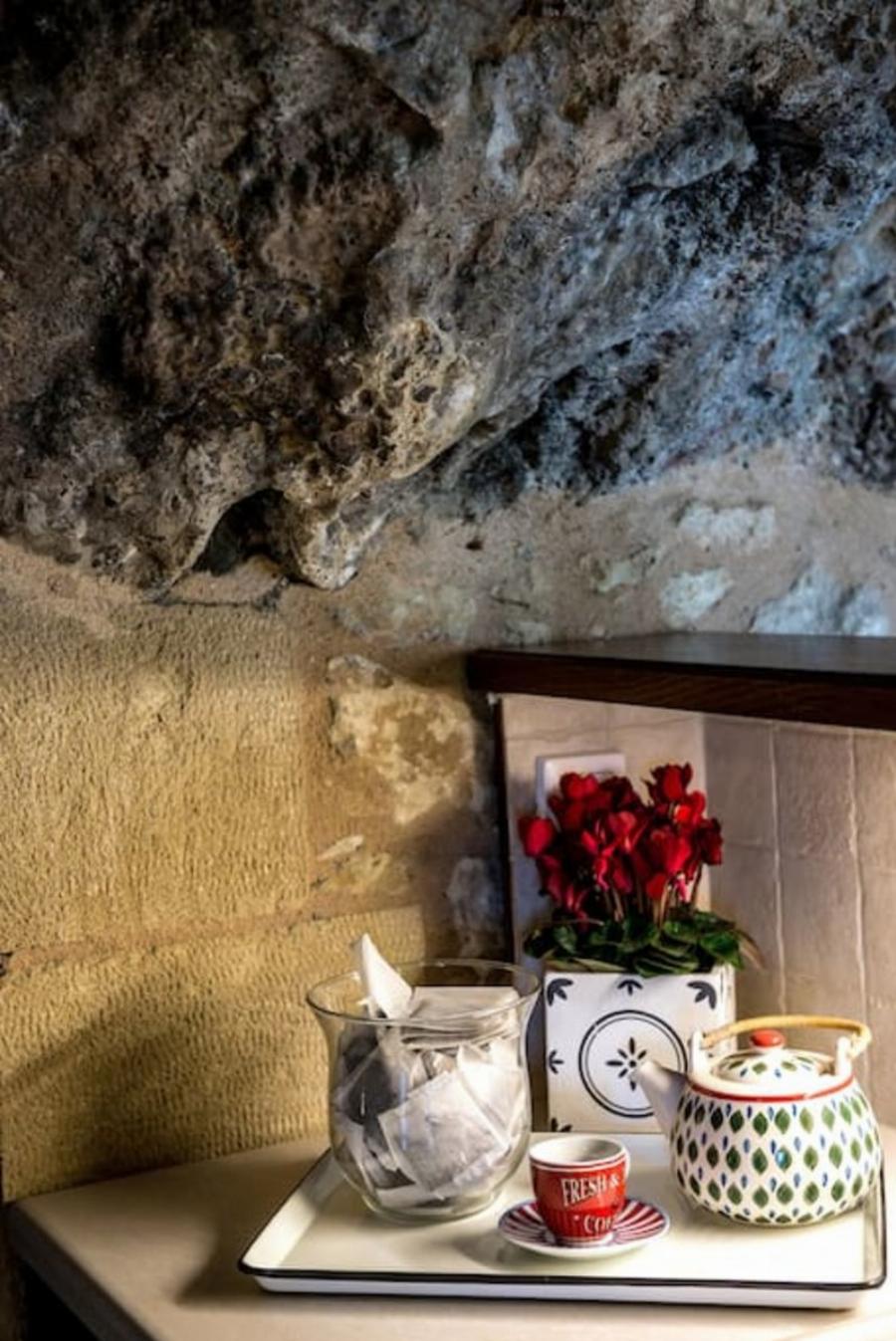 Eντυπωσιακό σπίτι-σπηλιά στα Χανιά ενοικιάζεται στο Airbnb για 55 ευρώ την βραδιά