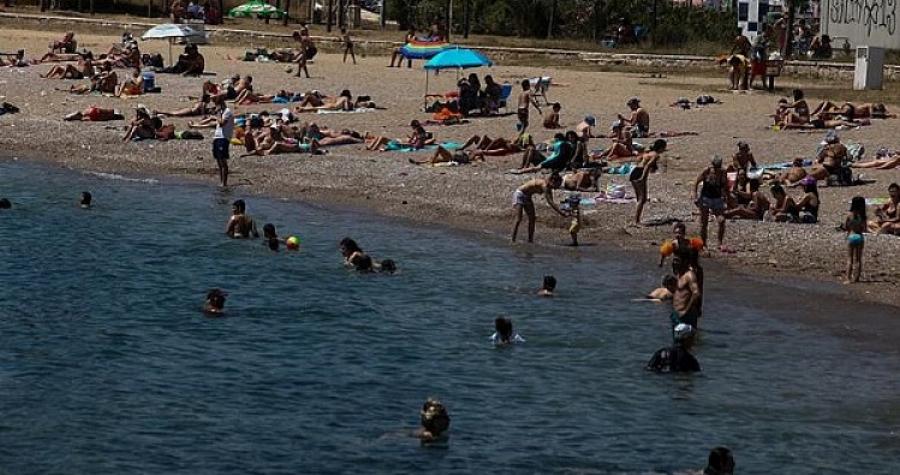 Οι λοιμωξιολόγοι θέλουν να κλείσουν τα beach bar και να επιβάλλουν παντού τη μάσκα λόγω κορονοϊού