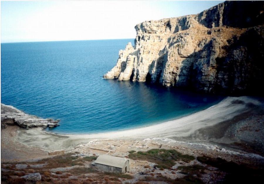 Αρχάμπολη: Γνωρίστε την πιο μυστική παραλία της Εύβοιας, με την κατάλευκη άμμο, που οι Αθηναίοι αγνοούν