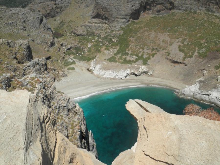 Αρχάμπολη: Γνωρίστε την πιο μυστική παραλία της Εύβοιας, με την κατάλευκη άμμο, που οι Αθηναίοι αγνοούν