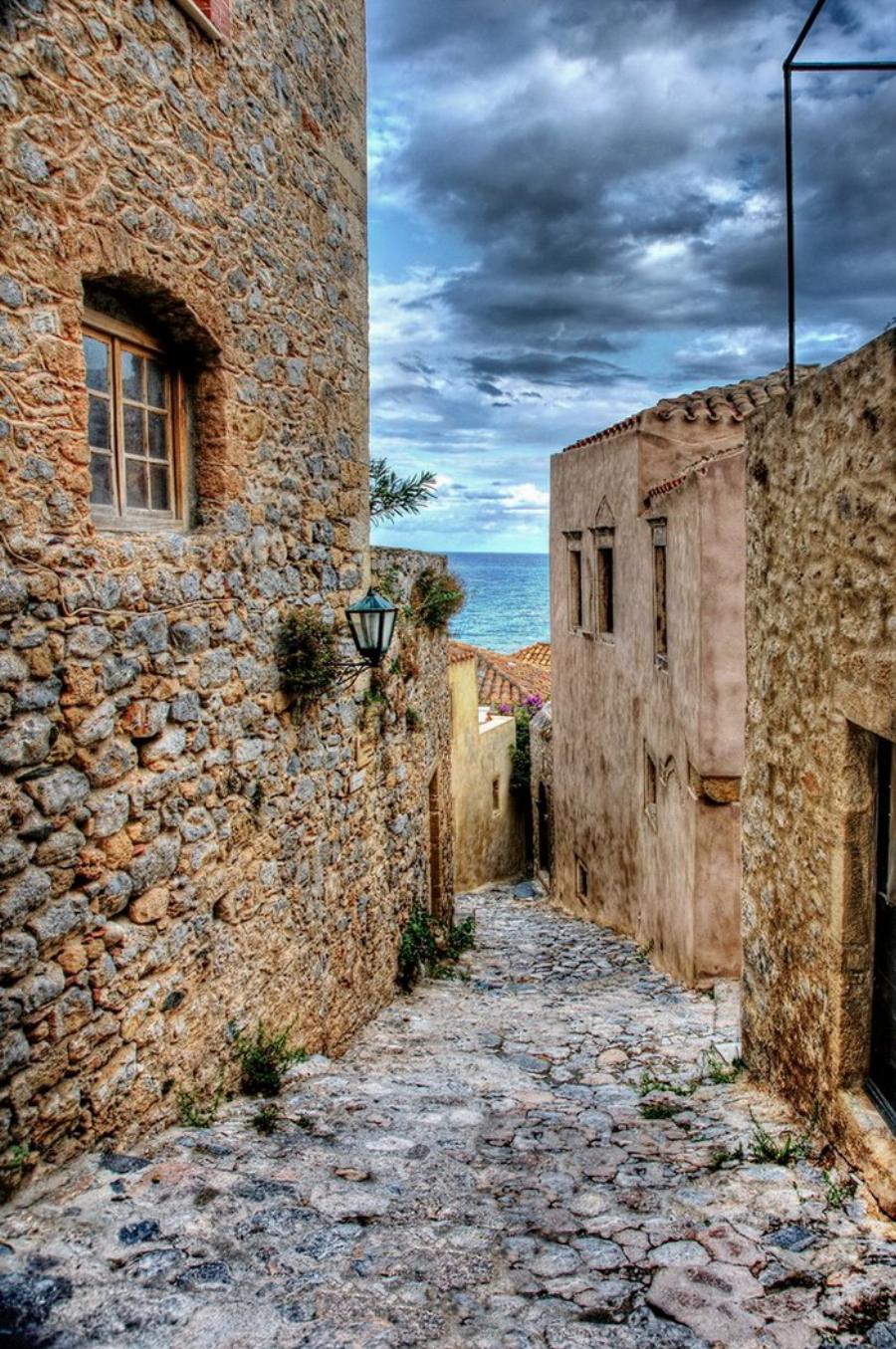 Η Ομορφότερη Κρυμμένη Πόλη του Κόσμου είναι Ελληνική. Όσοι γνωρίζουν θα την ανακαλύψουν στις Πλαγιές ενός Επιβλητικού Βράχου!