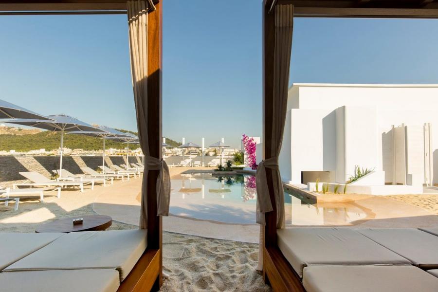 Mavili Beach: Ένα νησί μέσα την πλατεία Μαβίλη. Γνωρίστε το νέο κόσμημα της Αθήνας που θυμίζει παραλία