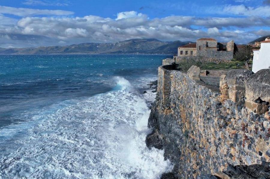 Η Ομορφότερη Κρυμμένη Πόλη του Κόσμου είναι Ελληνική. Όσοι γνωρίζουν θα την ανακαλύψουν στις Πλαγιές ενός Επιβλητικού Βράχου!