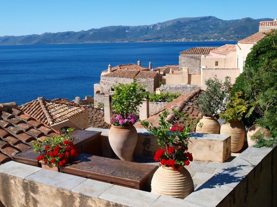 Η Ομορφότερη Κρυμμένη Πόλη του Κόσμου είναι Ελληνική. Όσοι γνωρίζουν θα την ανακαλύψουν στις Πλαγιές ενός Επιβλητικού Βράχου!