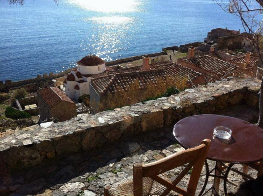 Η Ομορφότερη Κρυμμένη Πόλη του Κόσμου είναι Ελληνική. Όσοι γνωρίζουν θα την ανακαλύψουν στις Πλαγιές ενός Επιβλητικού Βράχου!