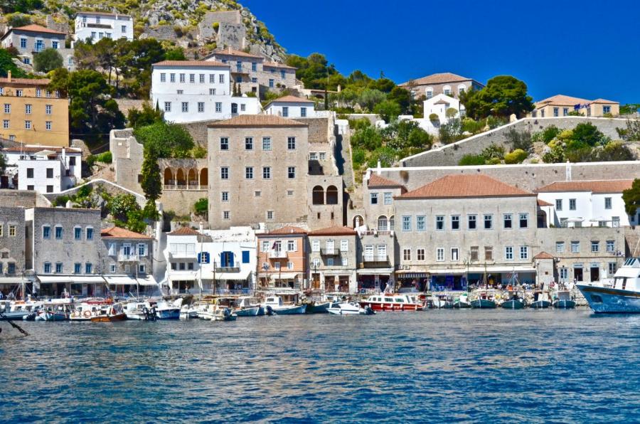 Δίνεις 27€ και σε 90 λεπτά από την Αθήνα είσαι σε ένα παράδεισο χωρίς αυτοκίνητα, υπέροχα τοπία και φθηνό φαγητό