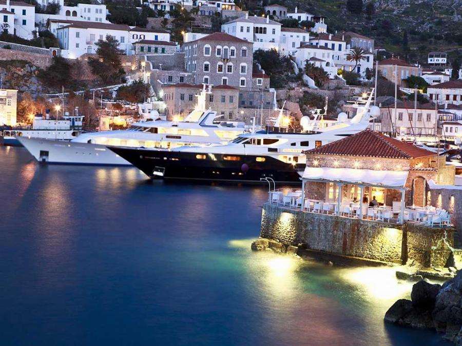 Δίνεις 27€ και σε 90 λεπτά από την Αθήνα είσαι σε ένα παράδεισο χωρίς αυτοκίνητα, υπέροχα τοπία και φθηνό φαγητό